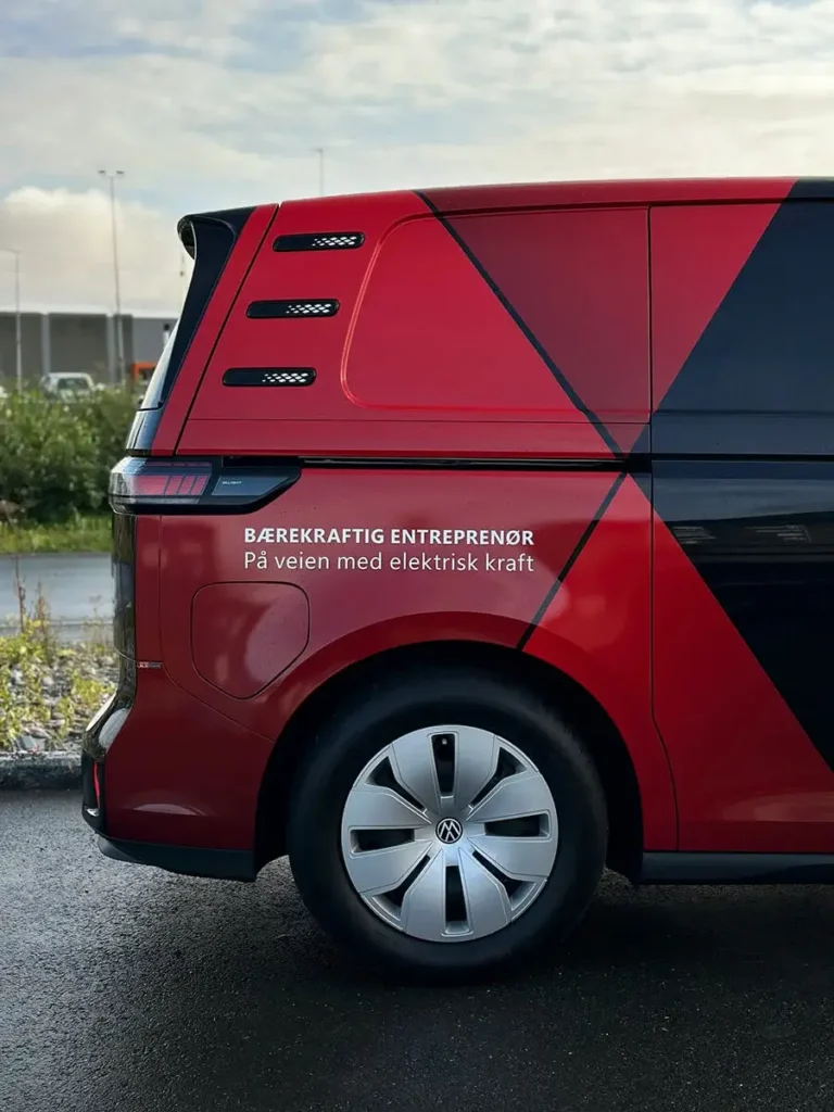 Svart bil med tøff rød dekor for Bærekraftig Entreprenør.