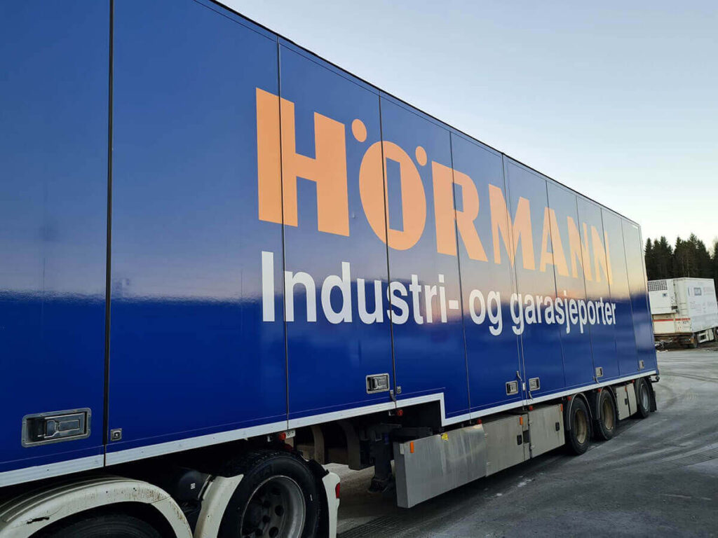 Blå semihenger med dekor for Hörmann Industri- og garasjeporter.