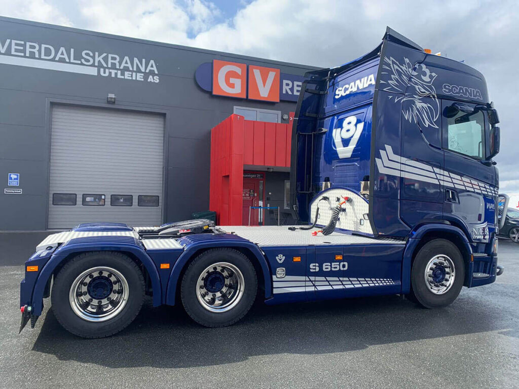 Blå Scania med logo for NÆR Trans AS.