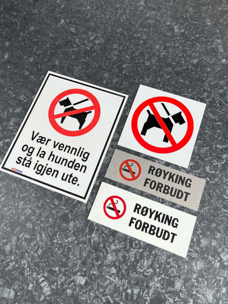Eksempel på plateskilt med forbud mot røyk og hund.