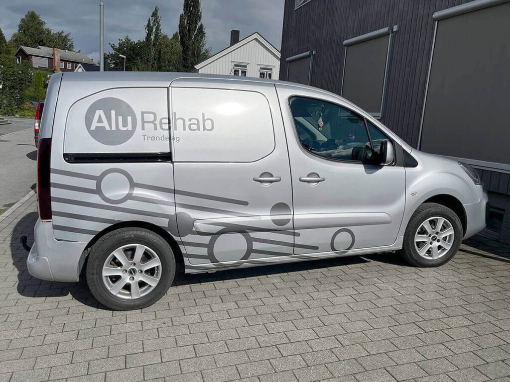Sølvfarget bil med dekor for AluRehab.