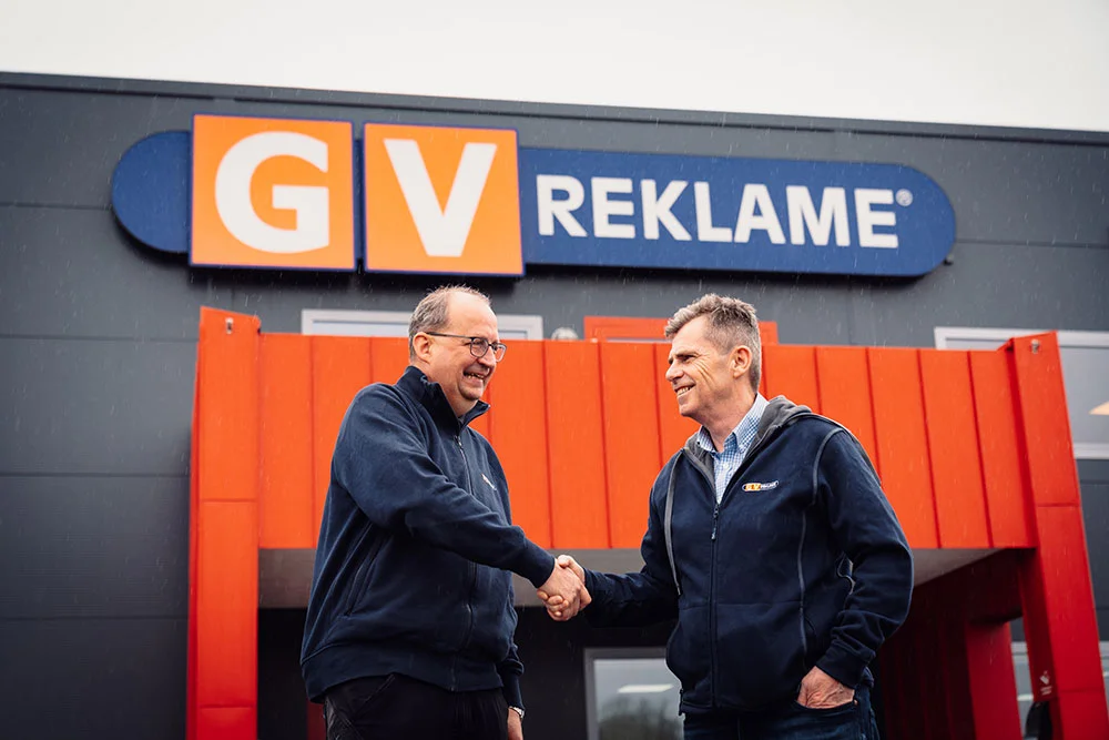 Ole Gunnar og Bjørnar Myhre er fornøyde utenfor GV Reklame.