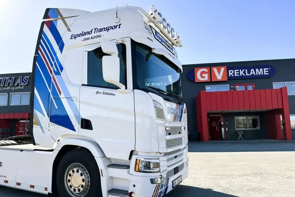 Lastebildekor for Espeland Transport hos GV Reklame.