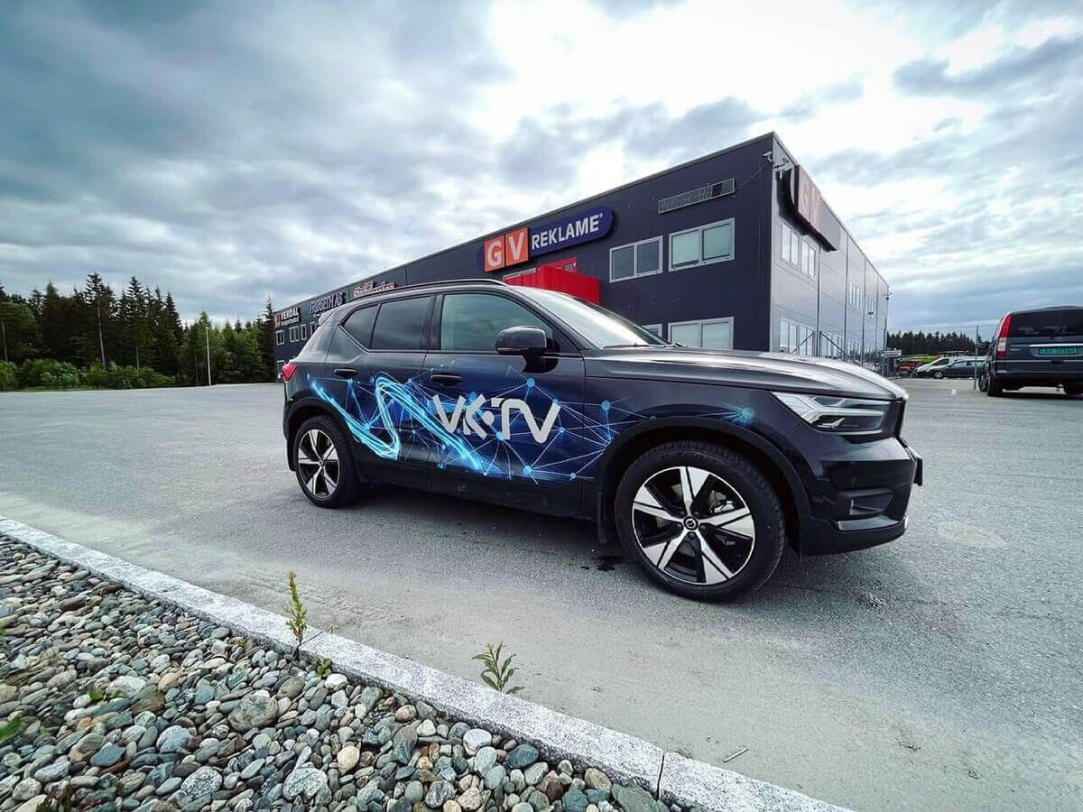 Foliert bil for VK TV utenfor GV Reklame i Verdal.