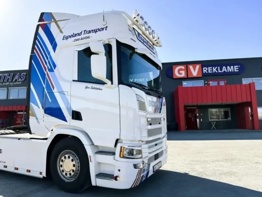 Scania dekorert for Espeland Transport utenfor GV Reklame.