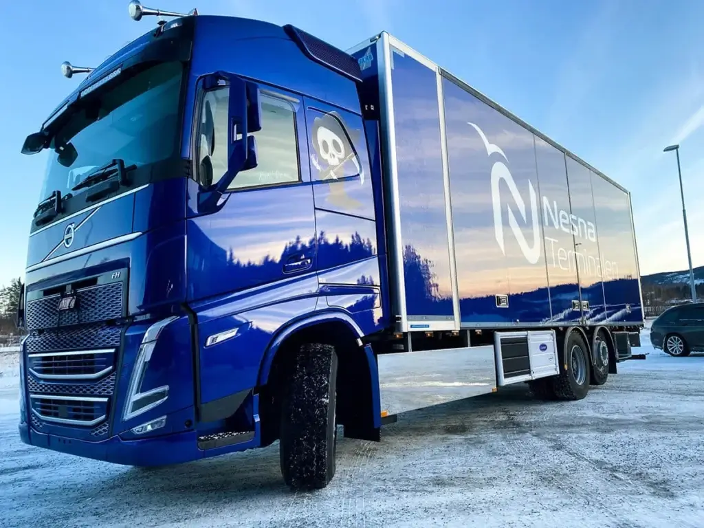 Lastebil og henger dekorert for Nesna Terminalen.
