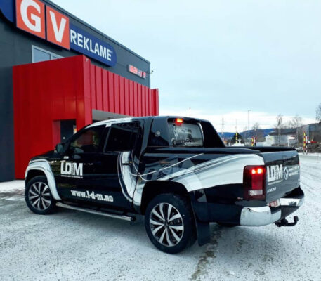 Ferdigfoliert bil for LDM utenfor GV Reklame.