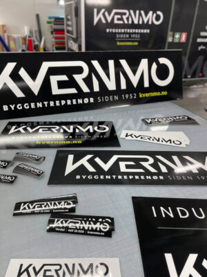 Diverse klistremerker og plater gjort for Kvernmo Byggentreprenør.