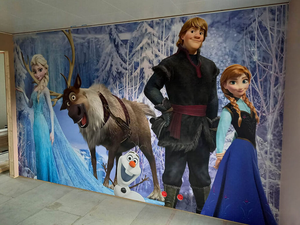 Helfoliert vegg med Frozen.