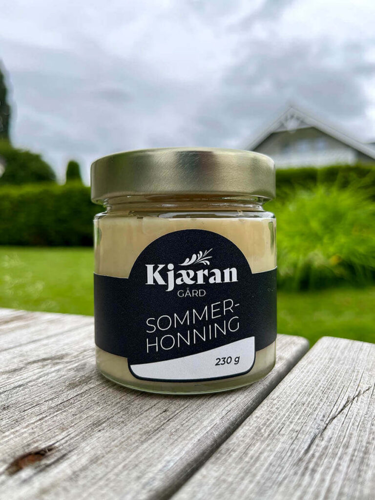 Etikett på glass med sommerhonning for Kjæran Gård.