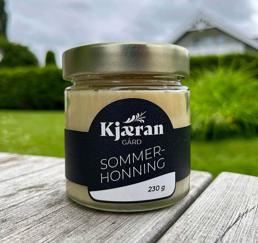 Etikett på glass med sommerhonning for Kjæran Gård.
