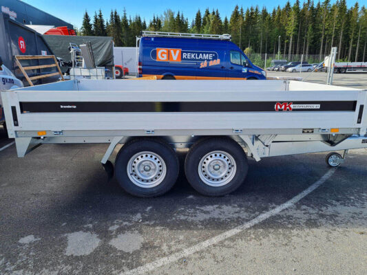 Lav henger dekorert for MK Betongbygg AS.