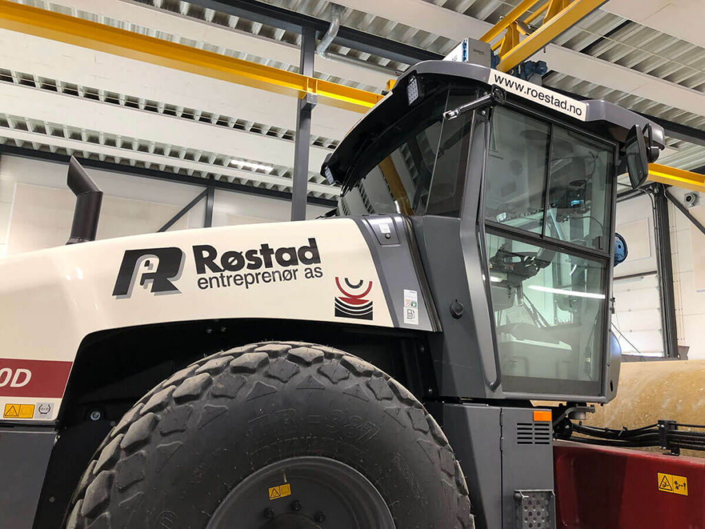 Maskin foliert for Røstad Entreprenør.