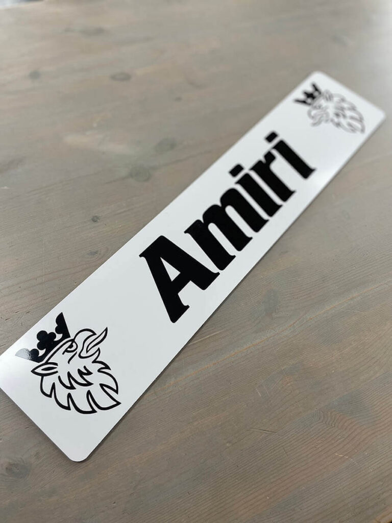 Navneskilt til lastebil for Amiri med Scania-griffen.