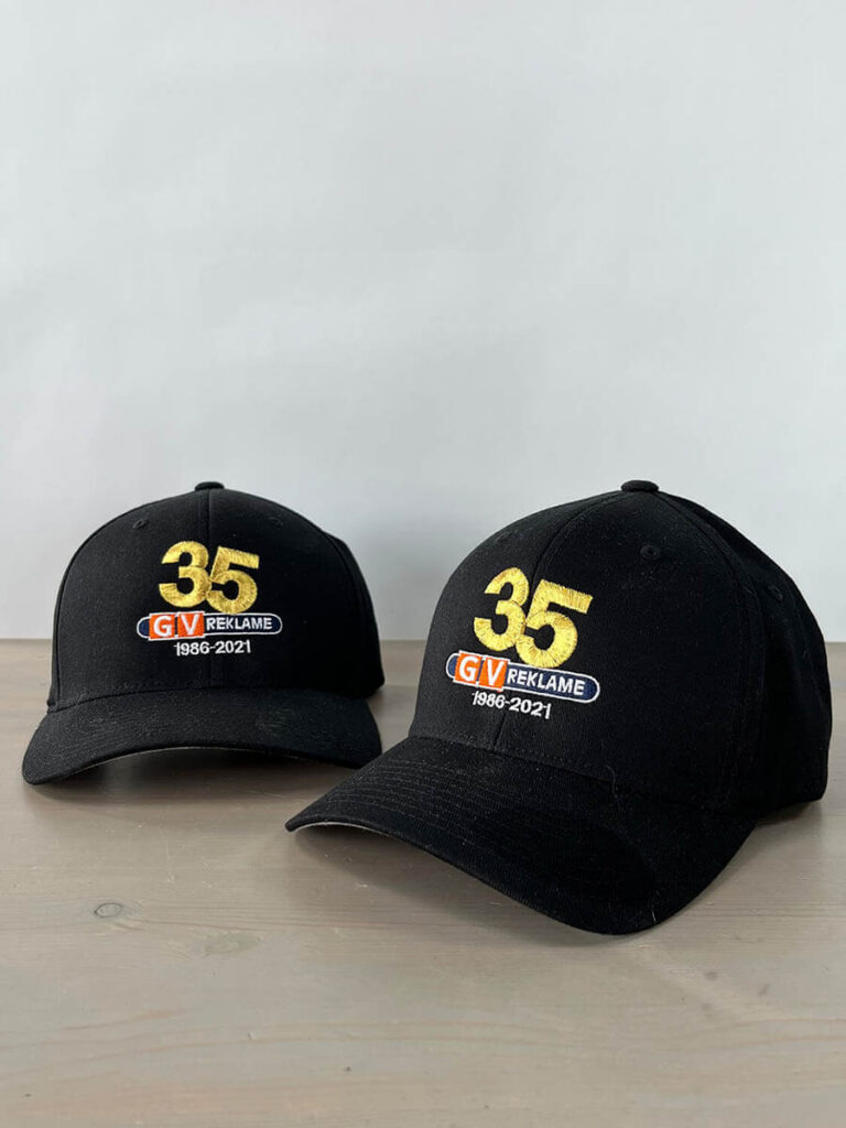Capser med logo og budskap om 35 år for GV Reklame.