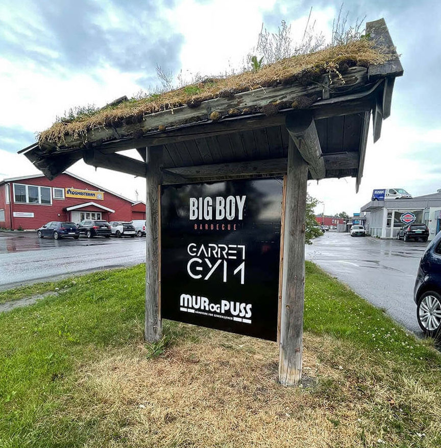 Stolpeskilt for Big Boy BBQ, Carpet Gym or Mur og Puss.