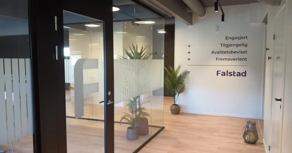 Vindusdekor og foliemerking hos Falstad.