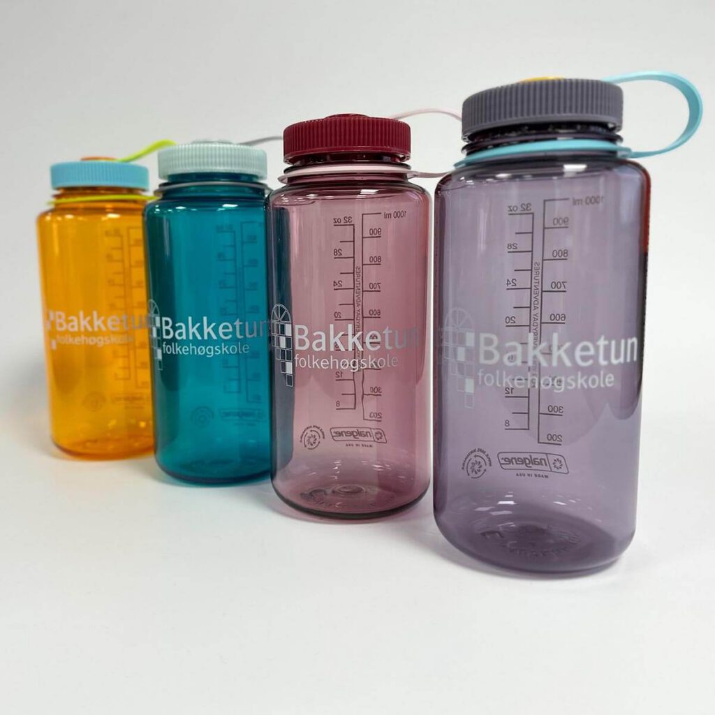 Drikkeflasker med logo for Bakketun folkehøgskole.