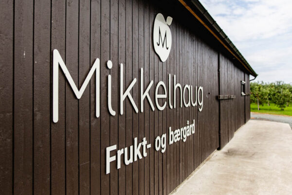 Utskåret fasadeskilt for Mikkelhaug.