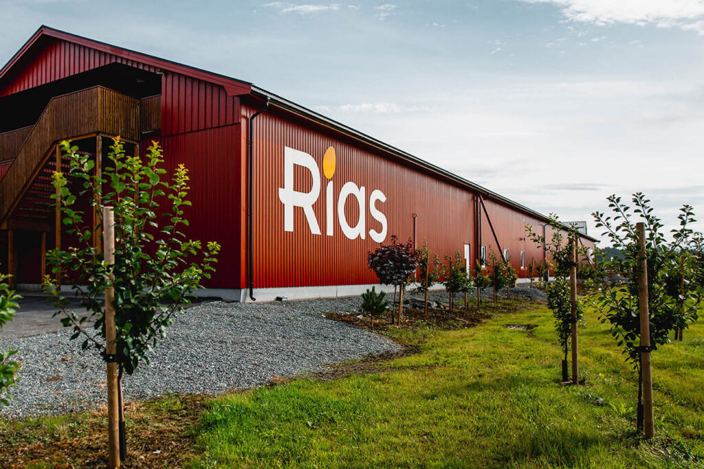 Stort fasadeskilt for Rias hos Mikkelhaug.
