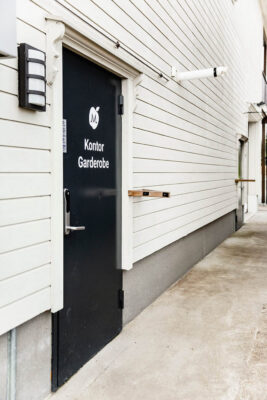 Foliemerking på dør for kontor og garderobe.