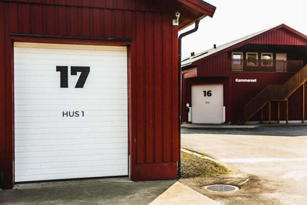 Utendørs foliemerking hos Mikkelhaug.