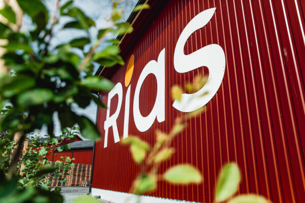Stort fasadeskilt for Rias hos Mikkelhaug.