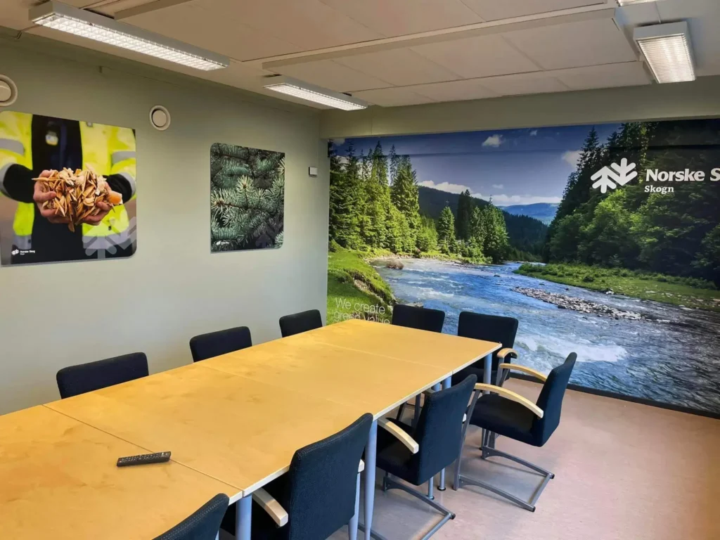 Helfoliert vegg med bilde for Norske Skog.