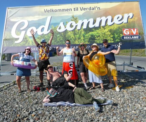 GV-gjengen klar for sommer foran stort bannerprint.