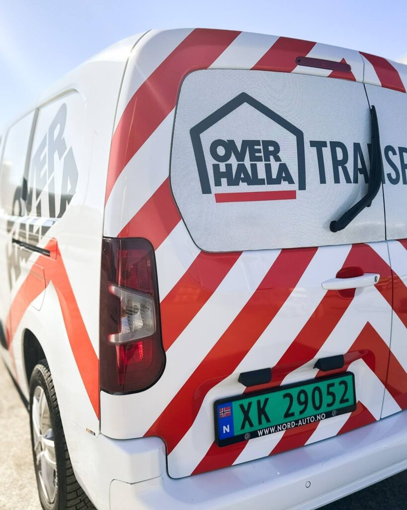 Bil dekorert for Overhalla med perforert vindusfolie.
