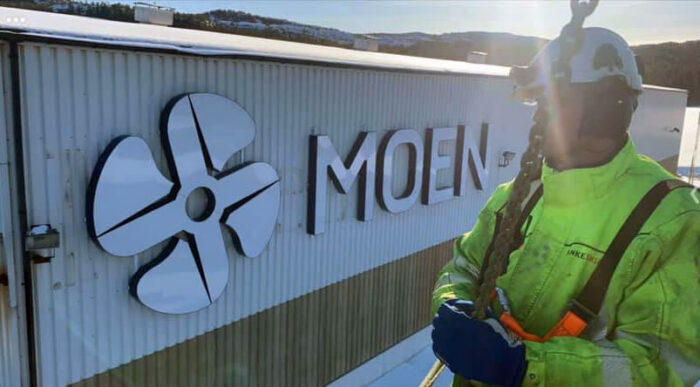Montering av stort fasadeskilt for Moen.