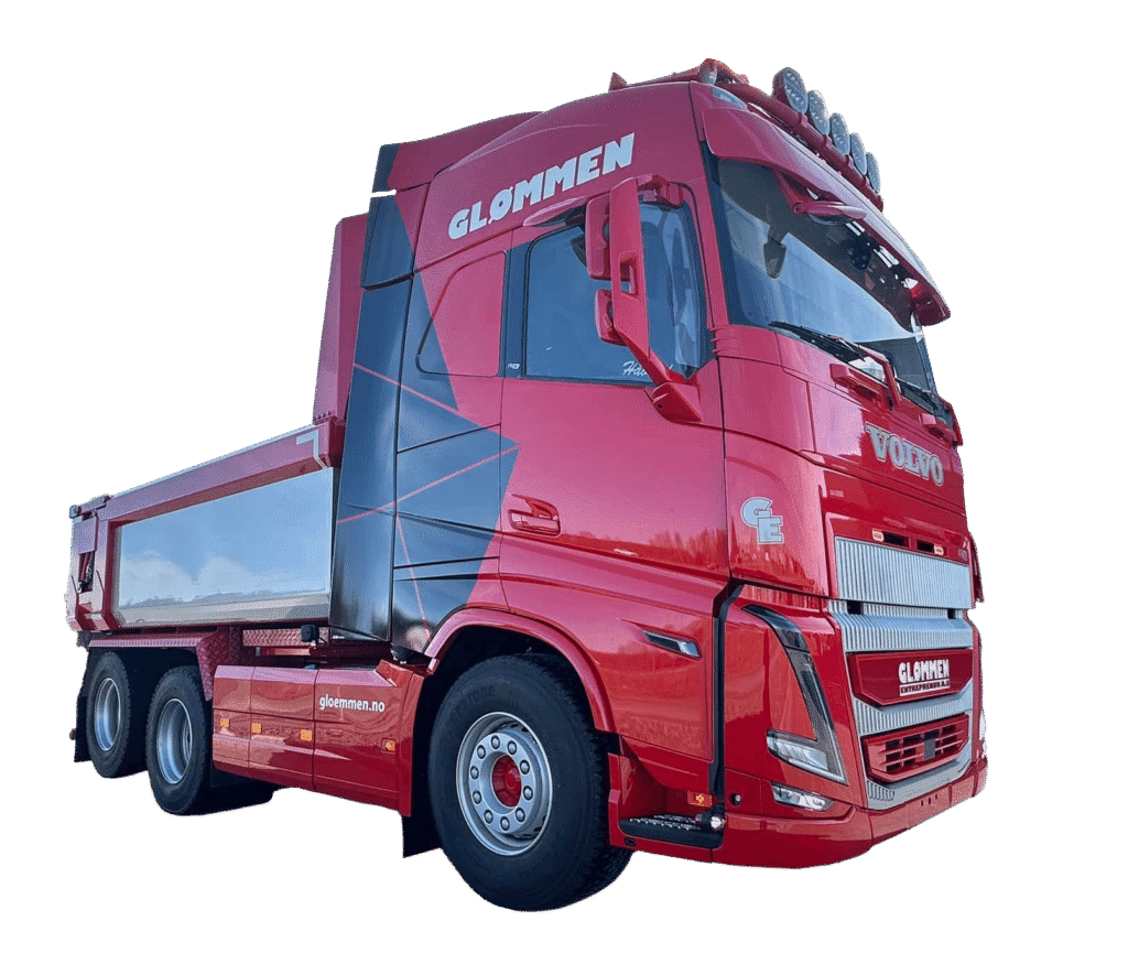 Rød Volvo lastebil med logo og dekor for Glømmen.