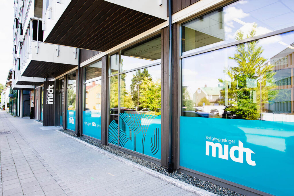 Utendørs vindusdekor for Midt Boligbyggelaget.