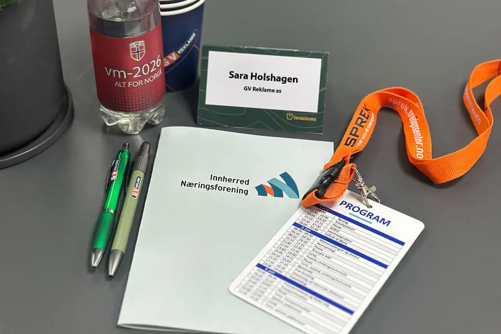 Diverse konferanseprodukter med firmaidentitet.